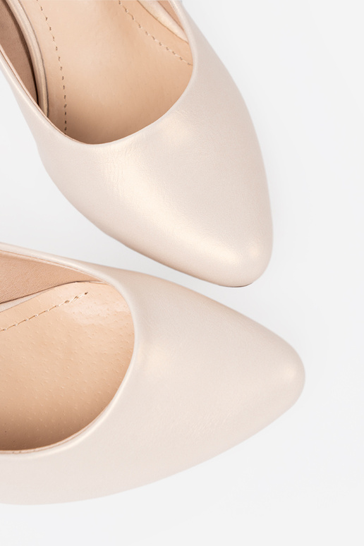 Sapato bege no calcanhar Sergio Leone