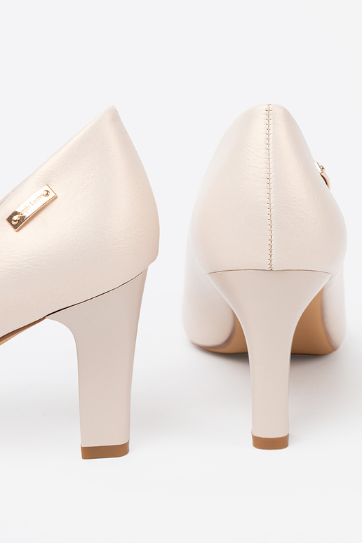 Sapato bege no calcanhar Sergio Leone