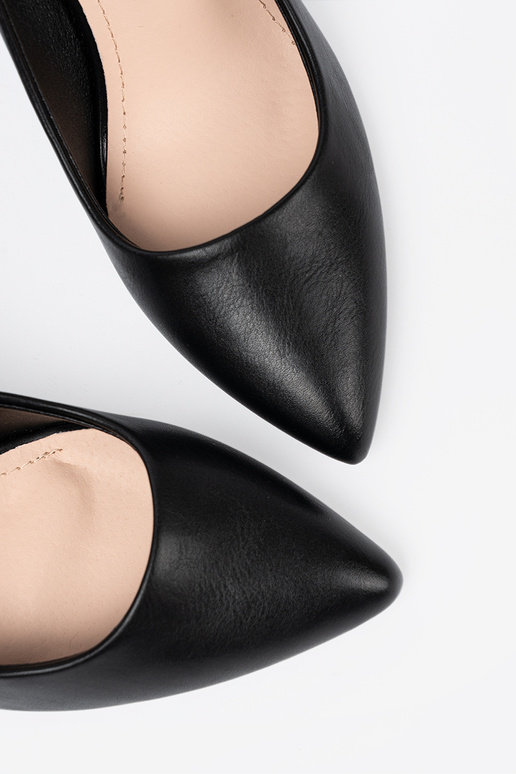 À modalo clássico cor preta salto alto em um salto alto