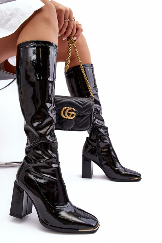 Botas longas lacadas com salto na cor...