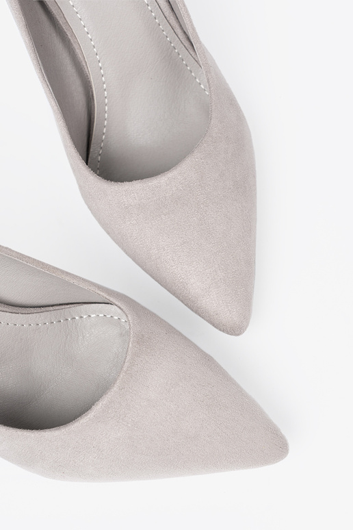 À modalo clássico cor cinza salto alto de camurça de salto alto