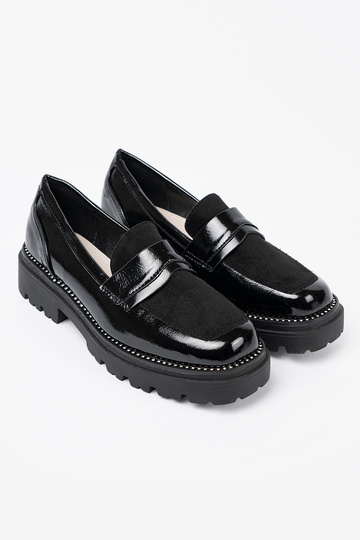 com efeito verniz mocassins com rebites