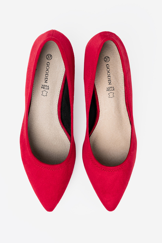 Estilo elegante salto alto na ozdobnym słupku