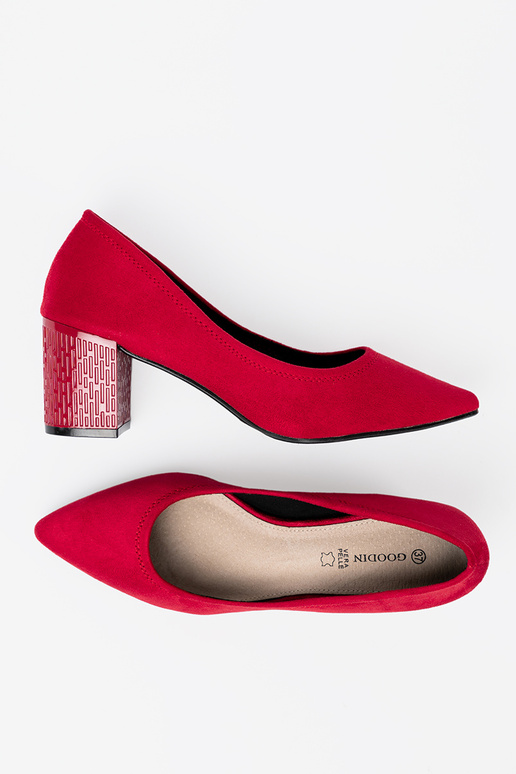 Estilo elegante salto alto na ozdobnym słupku