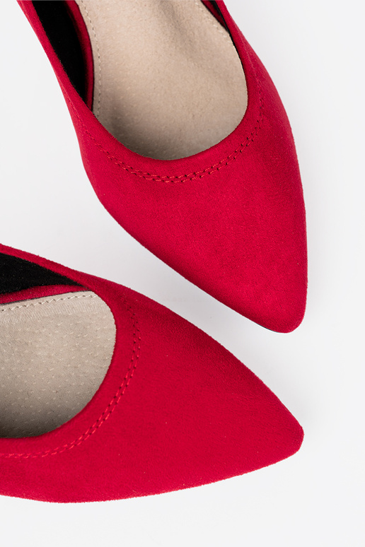 Estilo elegante salto alto na ozdobnym słupku