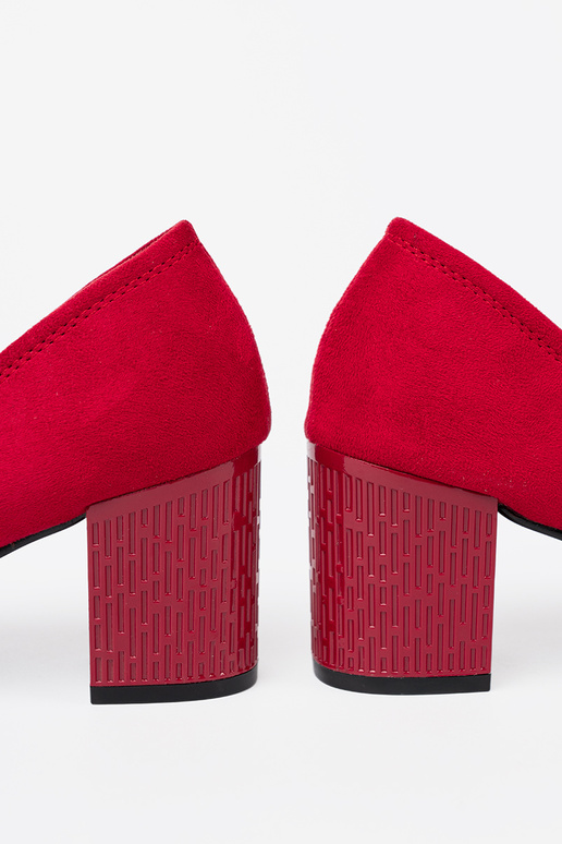 Estilo elegante salto alto na ozdobnym słupku