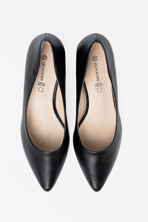 cor preta salto alto na efektoParanym słupku