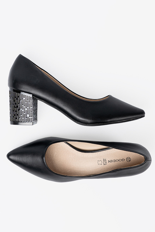 cor preta salto alto na efektoParanym słupku