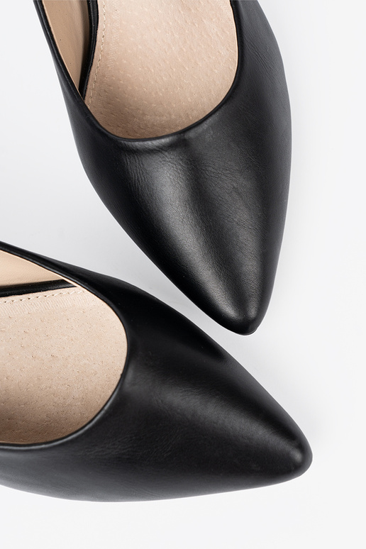 cor preta salto alto na efektoParanym słupku