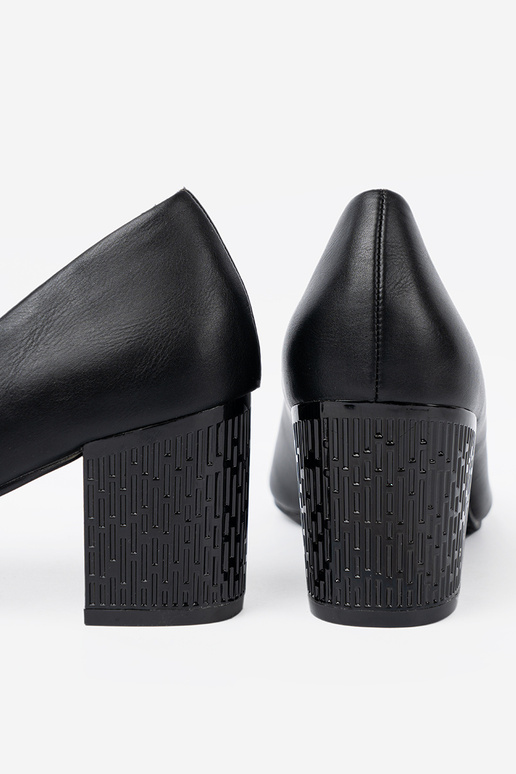 cor preta salto alto na efektoParanym słupku