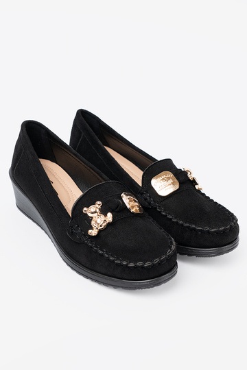 cor preta de camurça meio sapato z ozdobnym misiem