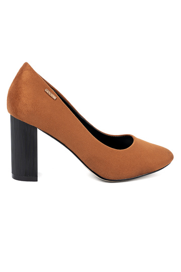 cor marrom salto alto em um poste preto 2