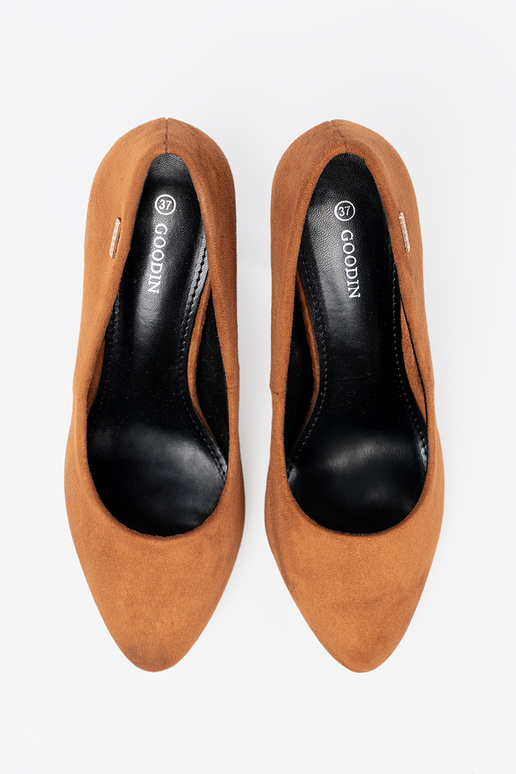 cor marrom salto alto em um poste preto