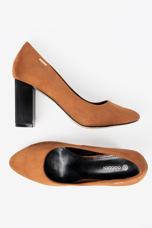 cor marrom salto alto em um poste preto