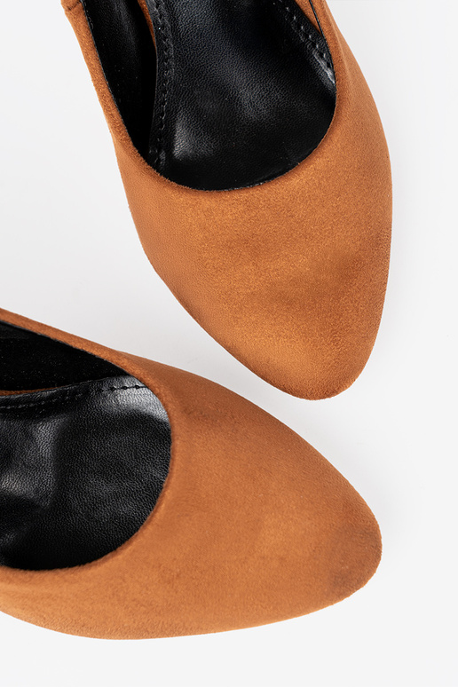 cor marrom salto alto em um poste preto