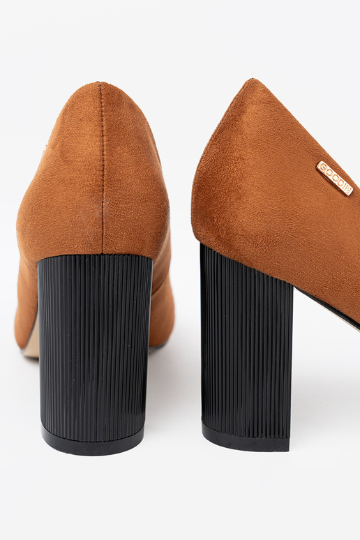 cor marrom salto alto em um poste preto