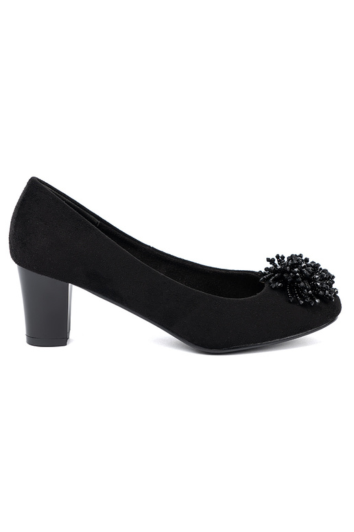 cor preta salto alto z ozdobną broszką z koralikóPara