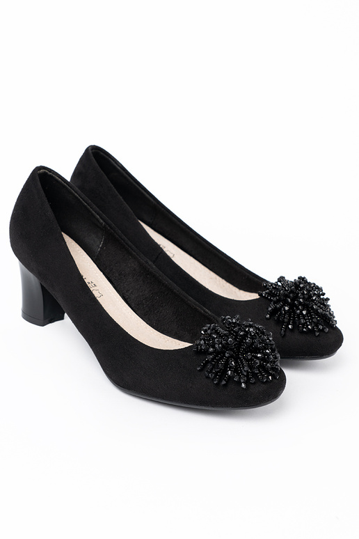 cor preta salto alto z ozdobną broszką z koralikóPara