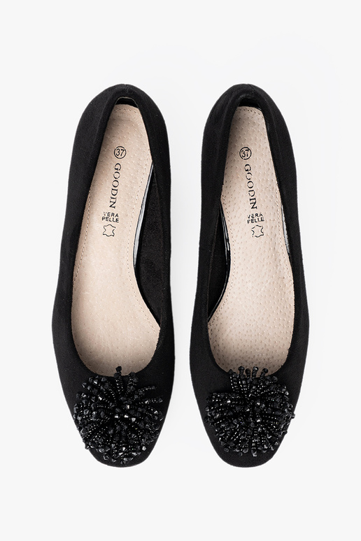 cor preta salto alto z ozdobną broszką z koralikóPara