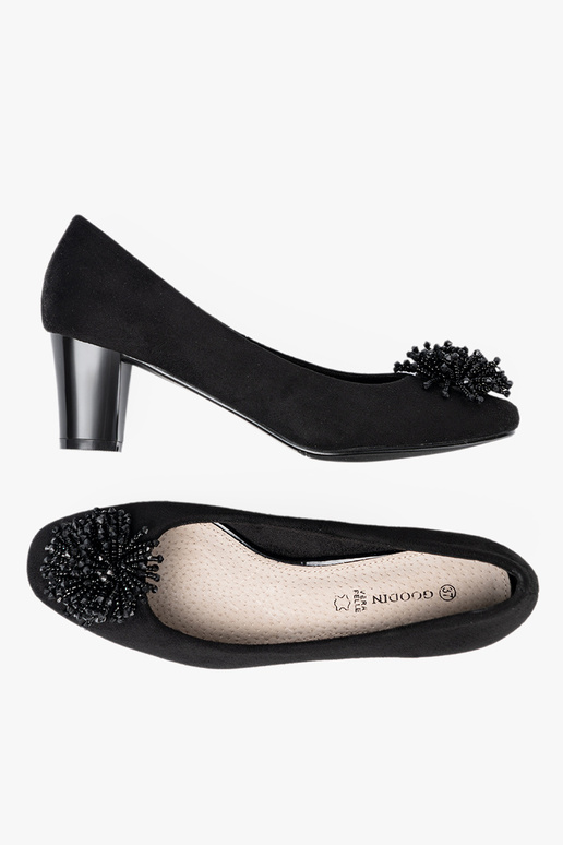 cor preta salto alto z ozdobną broszką z koralikóPara