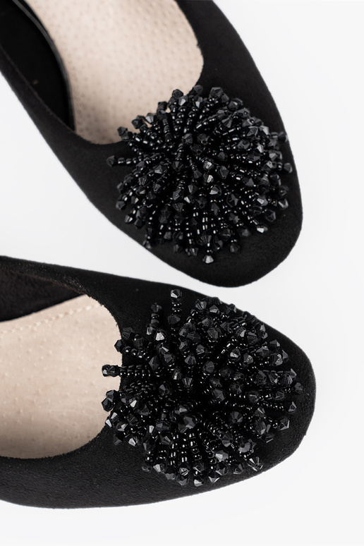 cor preta salto alto z ozdobną broszką z koralikóPara