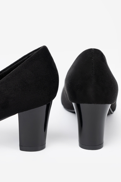 cor preta salto alto z ozdobną broszką z koralikóPara