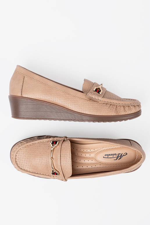 bege meio sapato ze douradom zdobieniem