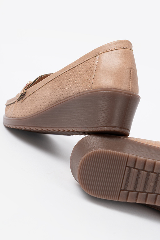 bege meio sapato ze douradom zdobieniem