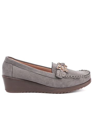 cor cinza meio sapato com detalhes dourados 2