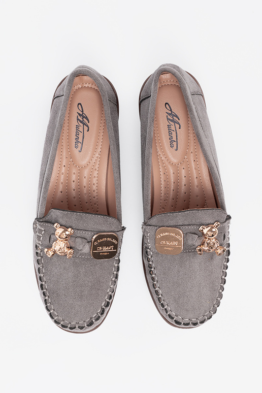 cor cinza meio sapato com detalhes dourados