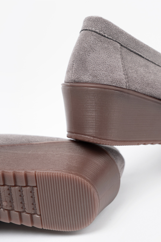 cor cinza meio sapato com detalhes dourados