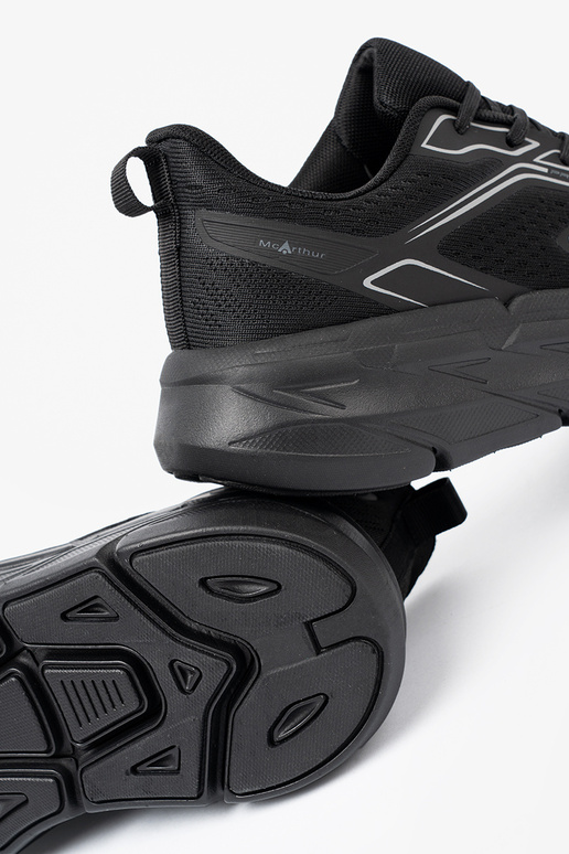  calçado desportivo cor preta em uma sola grossa McArthur