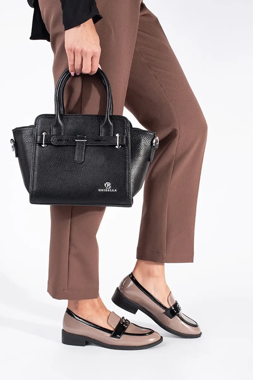 com efeito verniz bege-cor preta mocassins femininos