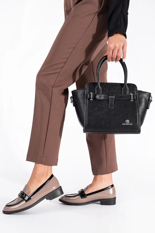 com efeito verniz bege-cor preta mocassins femininos