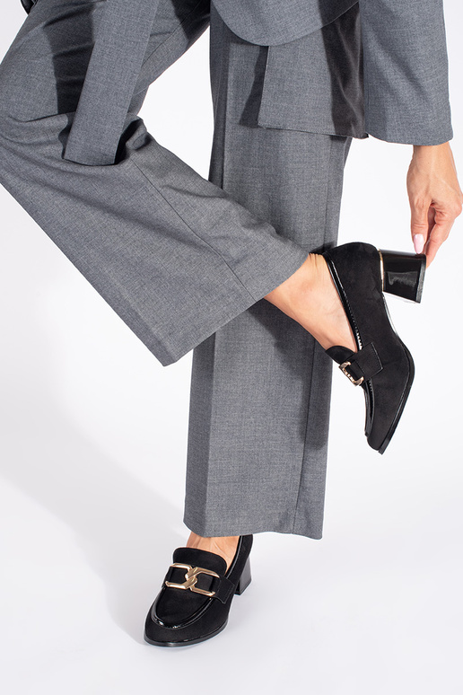 de camurça mulheres meio sapato em um poste grosso