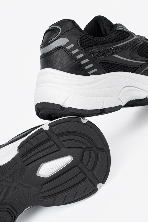 cor preta À modalo de tênis com malha i białą podeszParaą