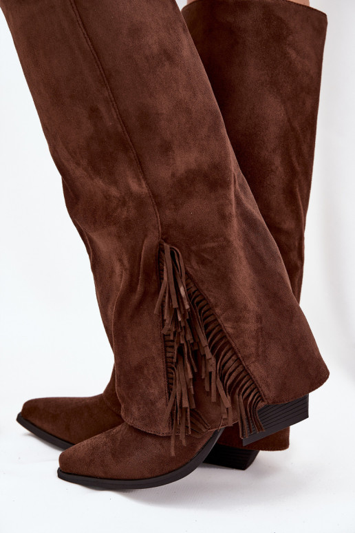 Um modelo atraente botas estilo vaqueiro Feminino com salto com franjas cor marrom Zalia