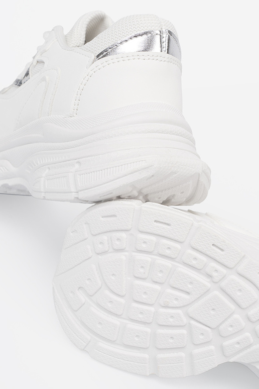 cor branca calçado desportivo z ozdobnym akcentem