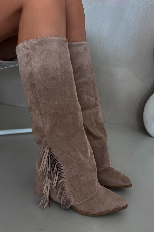 Um modelo atraente botas estilo vaqueiro Feminino com salto com franjas bege Zalia