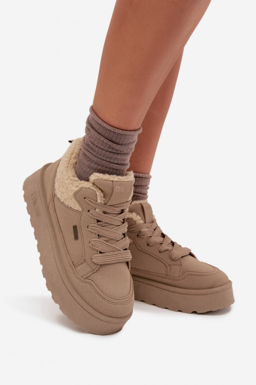 À modalo de tênis Feminino com uma plataforma com um casaco de pele Typu Baranek Big Star SS274105 bege À modalo de tênis Feminino com uma plataforma com um casaco de pele Typu Baranek Big Star SS274105 bege