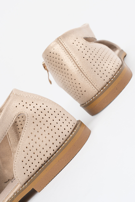 cor dourada sandálias a céu aberto em uma sola plana