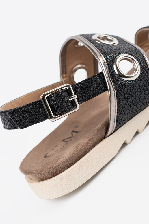 cor preta sandálias z ozdobnymi metaloParaymi kółkami