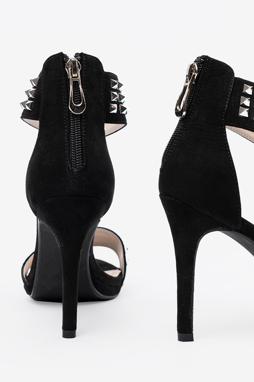 sandálias em um salto alto cor preta com zircões