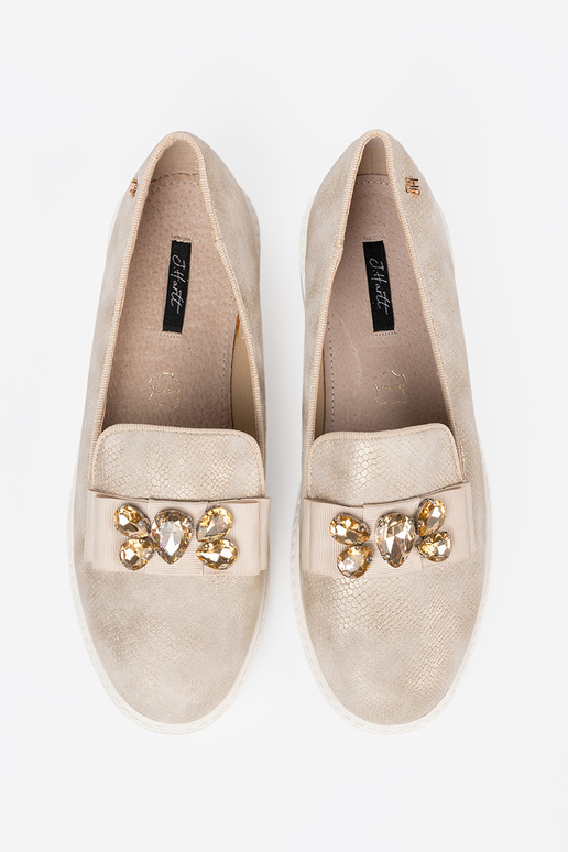 cor dourada mocassins z biżuteryjnym detalem na przodzie