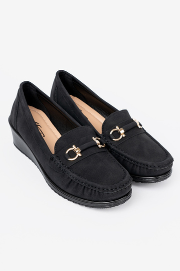 cor preta meio sapato em uma cunha com decoração