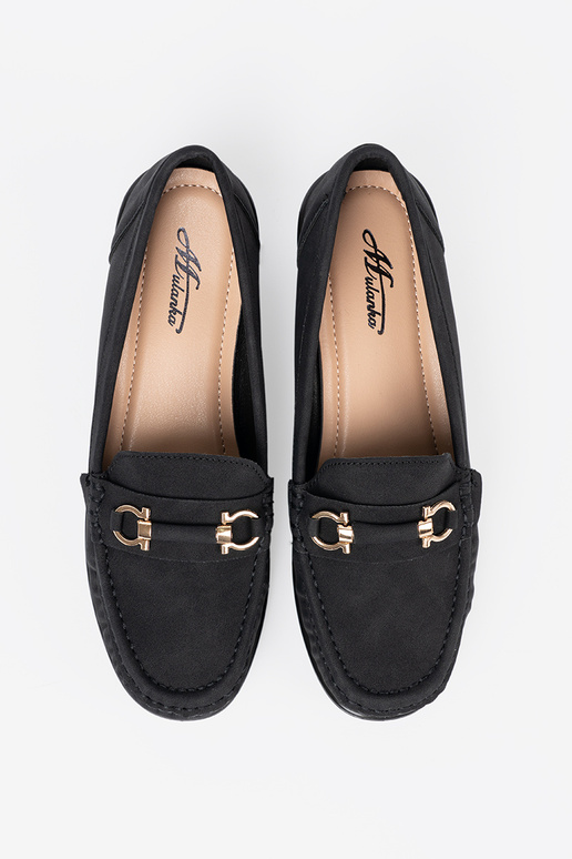 cor preta meio sapato em uma cunha com decoração