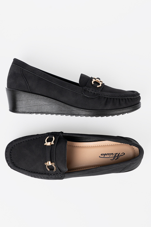 cor preta meio sapato em uma cunha com decoração