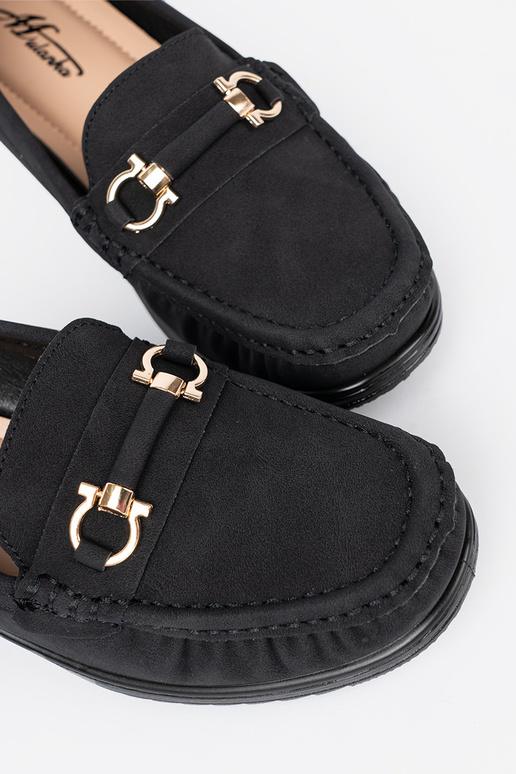 cor preta meio sapato em uma cunha com decoração