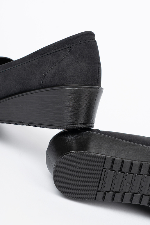 cor preta meio sapato em uma cunha com decoração