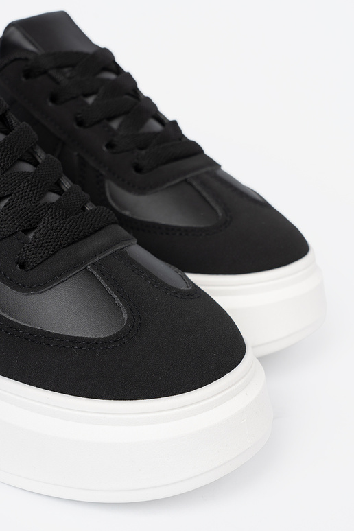 À modalo clássico cor preta À modalo de tênis em uma sola grossa À modalo clássico cor preta À modalo de tênis em uma sola grossa